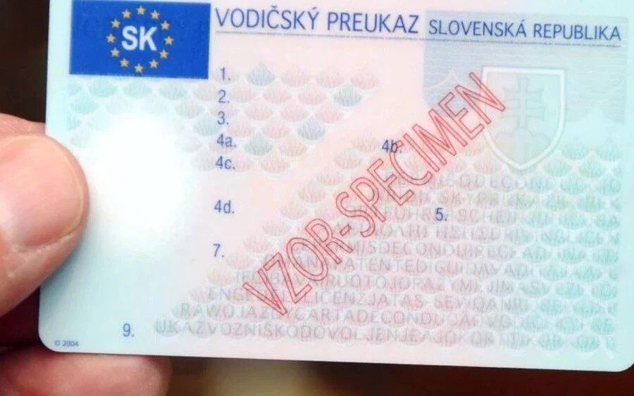 Annak ellenére, hogy a kártyán nincs fénykép vagy aláírás, ne vegye csalásnak. A kártyák valódiak, és az eZdravie rendszerbe való bejelentkezésre szolgálnak. A szlovákiai rendelőkben és gyógyszertárakban már használják az elektronikus egészségügyi applikációt. Ehhez a projekthez mintegy 800 ezer 15 év alatti és 300 ezer 65 év feletti állampolgár számára kell elektronikus dokumentumokat kiállítani.