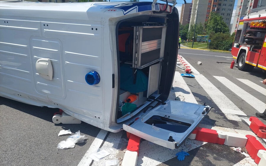 Fotók: Felborult egy mentő Pozsonyban, miután összeütközött egy autóval