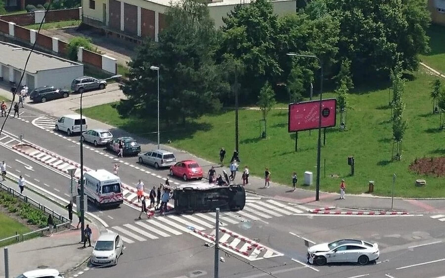 Fotók: Felborult egy mentő Pozsonyban, miután összeütközött egy autóval