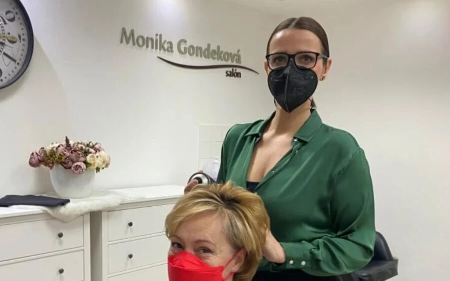 Az eperjesi Monika Gondeková fodrász közölte a lappal, hogy csak OP-üzemmódban fogadja a vendégeit, akiket erről telefonon értesít.