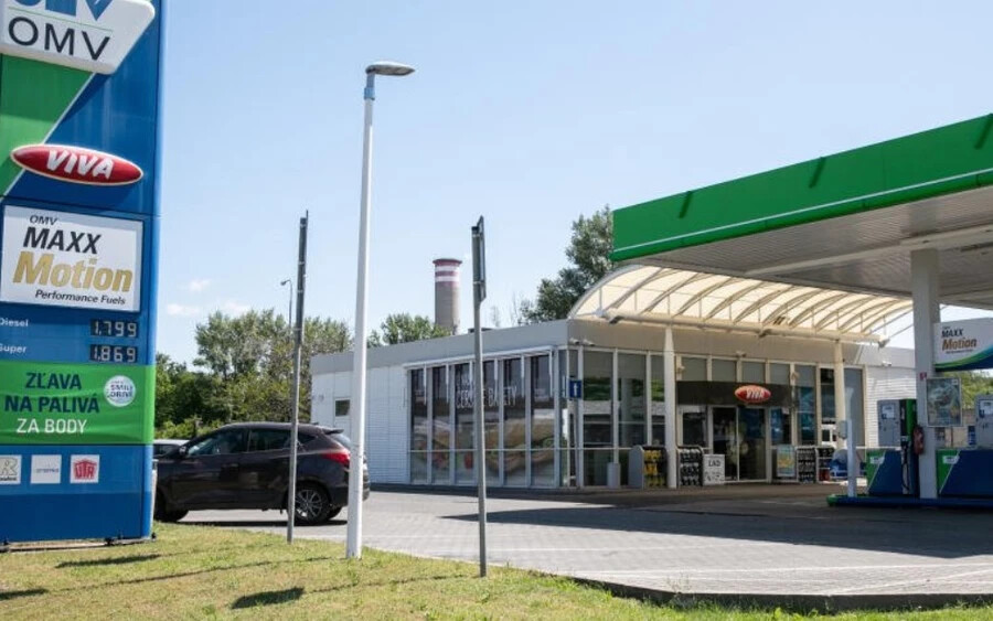 "A folyamat ezen a héten és július végén is folytatódik. A szlovákiai benzinkutak árai általában csütörtökön reggel változnak. Egy-két centes csökkenésre lehet számítani. Ez egy jó hónap lesz." - írták, majd kifejtették azt a három tényezőt, amelyek befolyásolják a benzinárakat. 