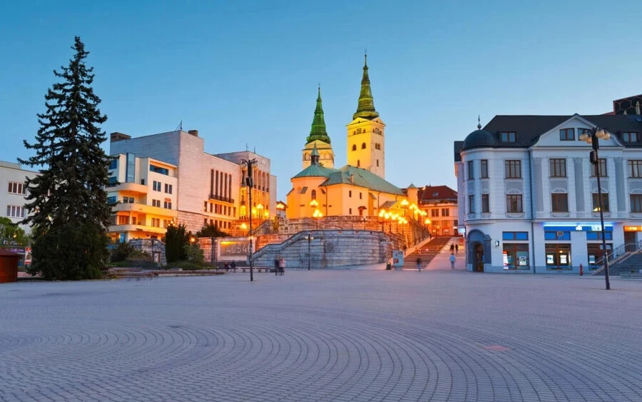 Zsolna: Szlovákia negyedik legnagyobb városa - a nyolcvanezer lakosú Zsolna - is bekerült a tíz legjobb közé. Majdnem annyi turista kereste fel, mint ahány lakosa van. A látogatók egyharmada külföldről érkezett. Sokan kiindulópontként is használják, amikor az Alacsony-Fátrába látogatnak.