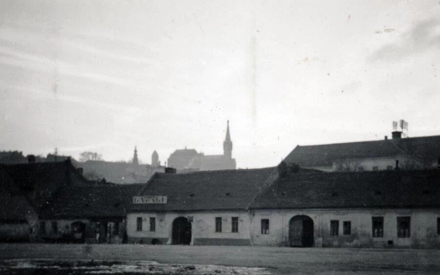 A mai Nagy Imre tér, szemben a Gyorskocsi utca házsora, középen a háttérben a Magyar Országos Levéltár épülete a budai várban 1939-ben. Fotó: Fortepan / Boda Balázs