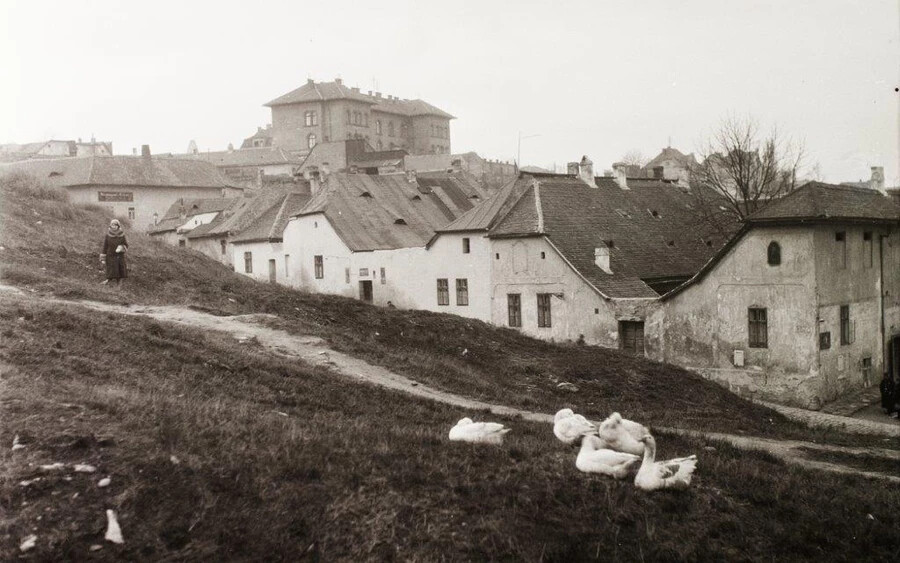 A tabáni Hadnagy utca, a kép jobb szélén az Eper utca sarok 1927-ben. Balra fent a Czakó utcai Elemi iskola (ma sportpálya van a helyén). Fotó: Fortepan / Schermann Ákos / Sztehlo Borbála felvétele