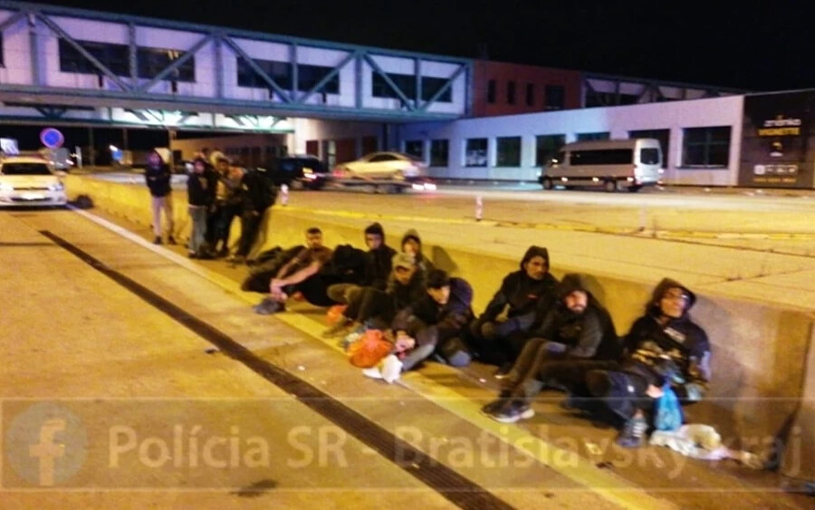 20 illegális bevándorlót találtak egy összetört furgonban a szlovák-magyar határon!