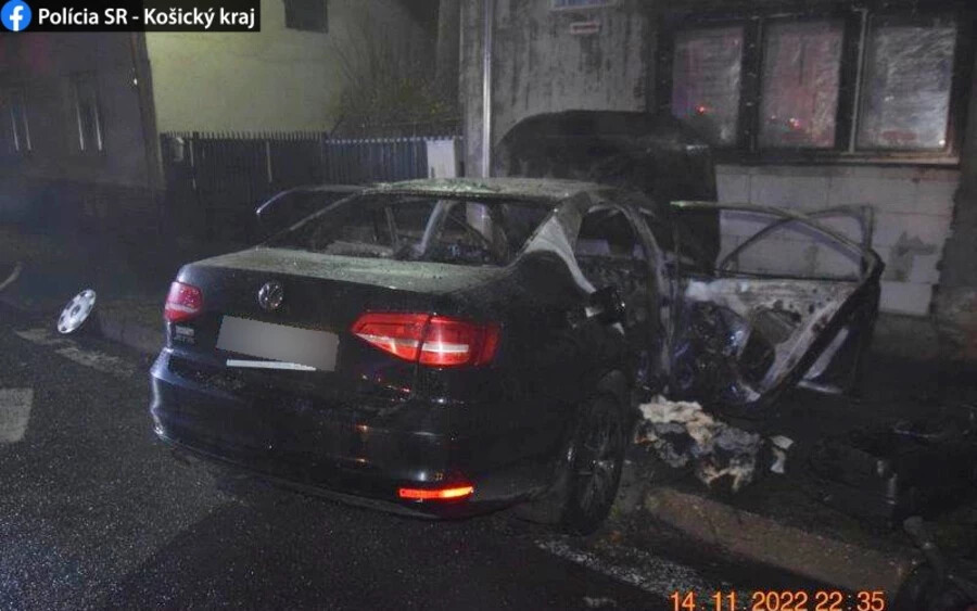 SÚLYOS BALESET: Családi háznak hajtott egy sofőr, az épület kigyulladt