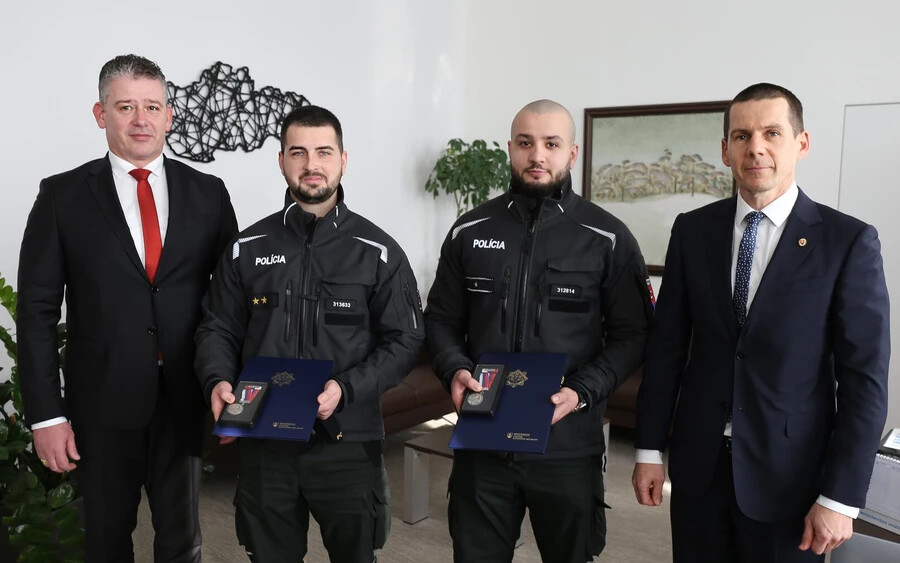 Mikulec kitüntetett két rendőrt, égő házból mentettek ki egy férfit Köbölkúton