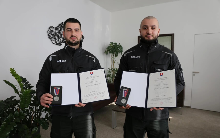 Mikulec kitüntetett két rendőrt, égő házból mentettek ki egy férfit Köbölkúton