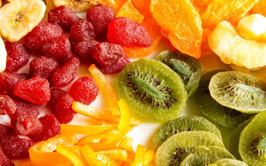 A száraz gyümölcsök, amelyek rostokkal és vitaminokkal teli, egészséges nassolnivalók potenciális fogszuvasítók. A szárított gyümölcsök nagyon könnyen megtapadhatnak a fogak barázdáin, ahol a baktériumok elkezdhetnek megtelepedni.