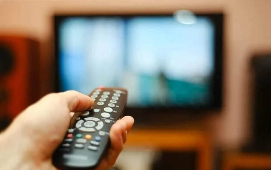A tévékészülék teljes fogyasztása a háztartási energia 13%-át teszi ki. A tévék jelölése összefügg az energiafogyasztásukkal. A legtöbb ma eladott televízió az A vagy A+ energiaosztályba tartozik, és egyre kevesebb a B-osztályos. Az eszköz fogyasztását tovább befolyásolja a felbontás, a világítás és a hang is. →