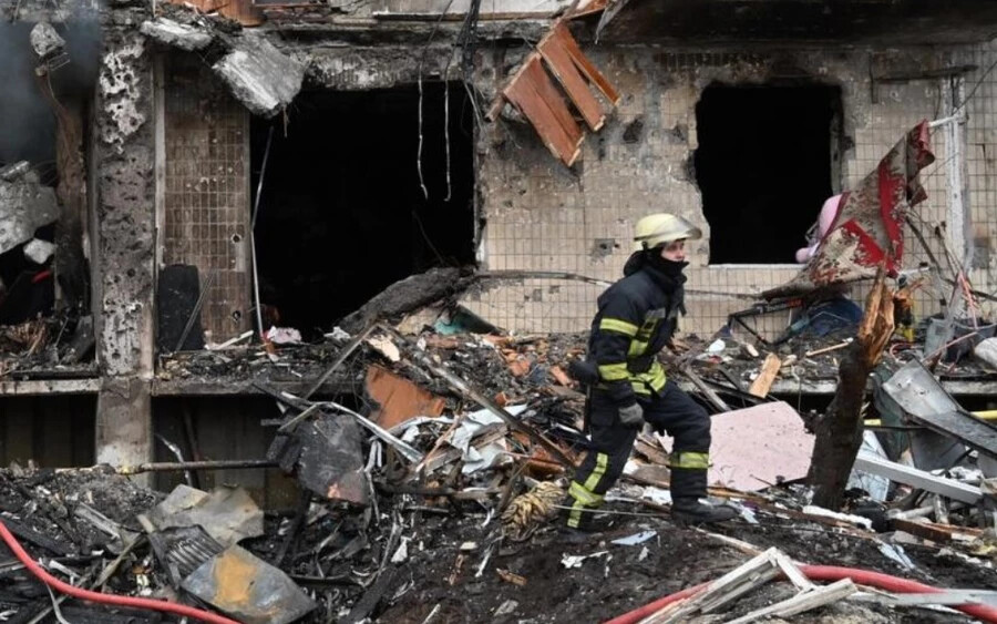 Éjszakai bombázás következményei Kijevben.