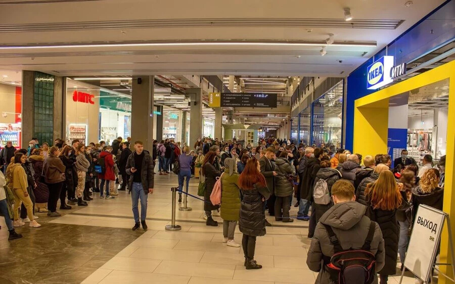 Az IKEA március 4-i zárása előtt tömegek rohamozták meg az áruházat. 