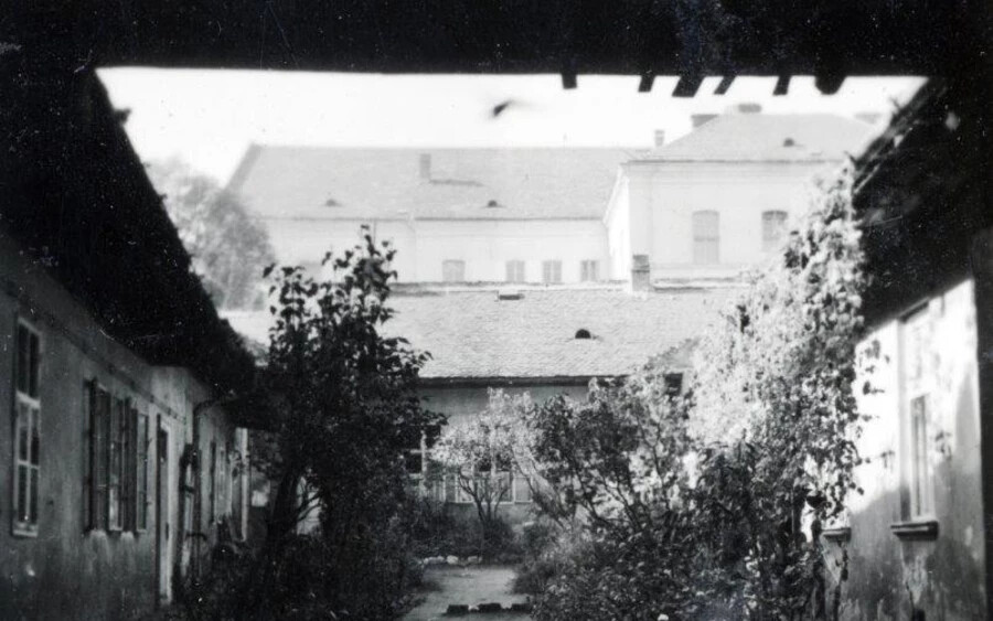A II. kerületi Gyorskocsi utca 24. számú ház udvara 1940-ben. Háttérben a Medvei utcai iskola (ma Csik Ferenc Általános Iskola és Gimnázium). Fotó: Fortepan / Boda Balázs