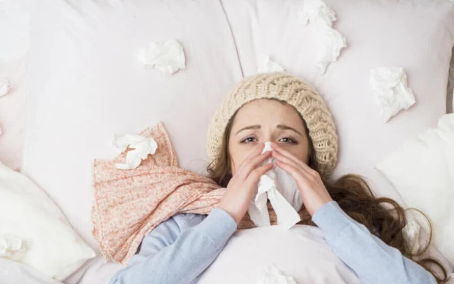 Ágyban fekszik, de nem tudja mivel? Csak a tünetek alapján nehezen megállapítható, hogy influenzás vagy koronavírusos.