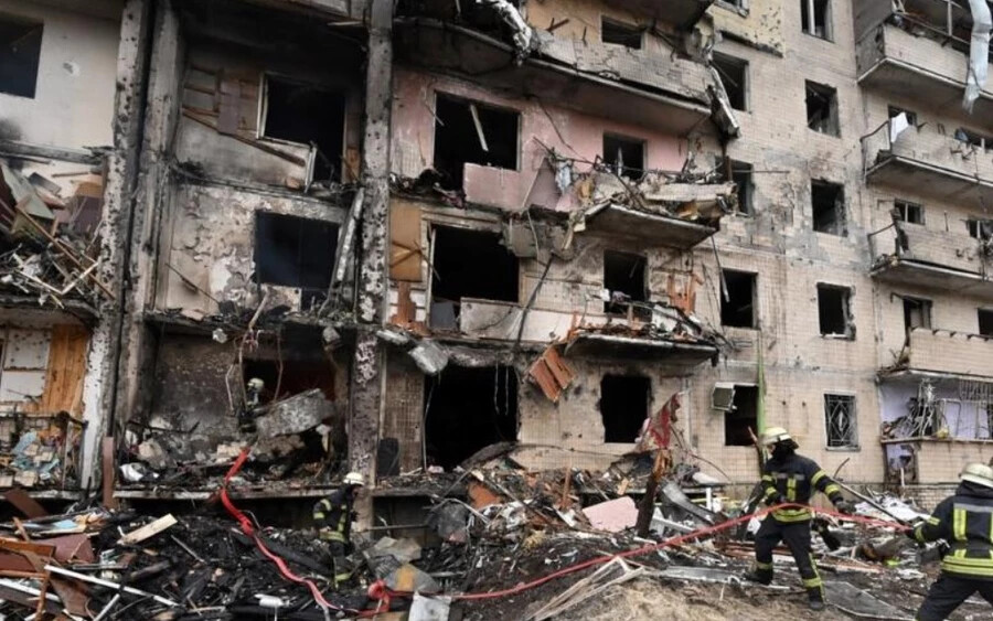 Éjszakai bombázás következményei Kijevben.