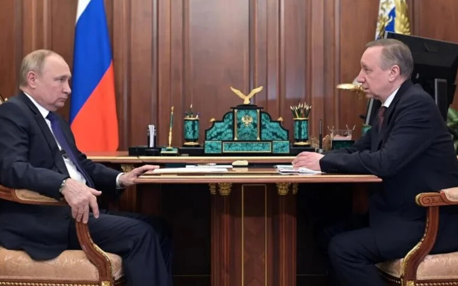 Putyin sápadt és puffadt megjelenésére azután figyeltek fel a közösségi média felhasználói, hogy az elnökről és Alekszandr Beglov szentpétervár polgármesteréről egy közös találkozón készült fotók kerültek fel az internetre