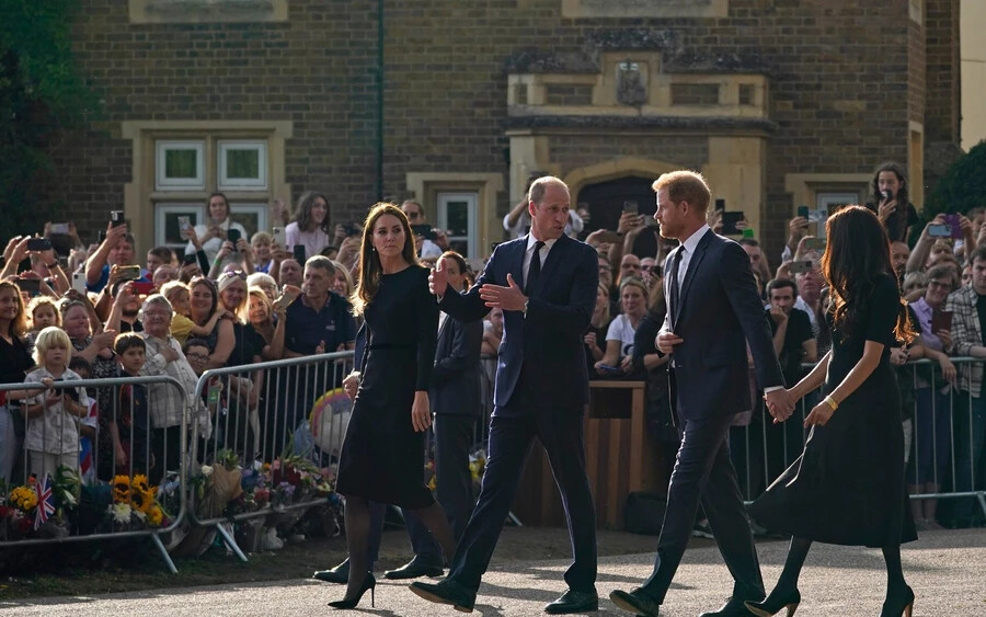 Vilmos és Harry herceg feleségeikkel együtt tisztelegtek II. Erzsébet emléke előtt (FOTÓK)