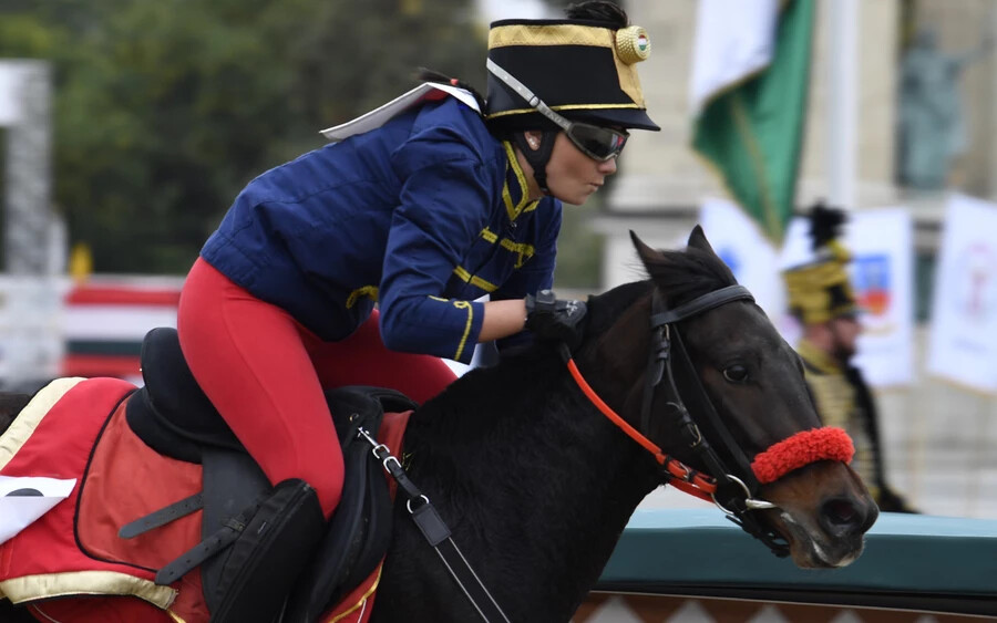 Vörös Tamara, Csetény versenyzője nyeri Nárcisz nevű lovával a kishuszár vágta döntőjét a 13. Nemzeti Vágtán a Hősök terén