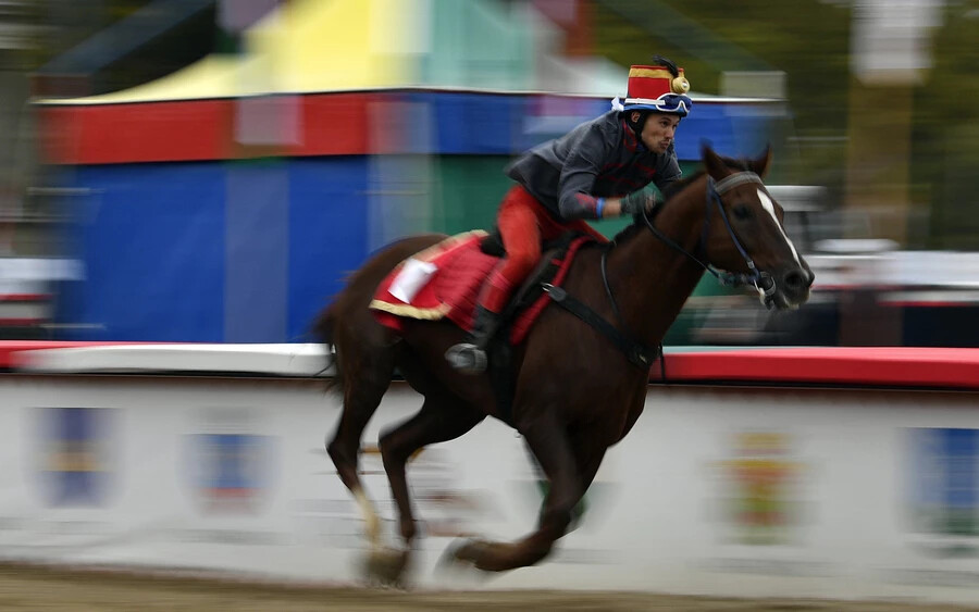 A későbbi győztes Ördög Alen, Porva versenyzője Ricardó nevű lovával a 13. Nemzeti Vágta döntőjében a Hősök terén