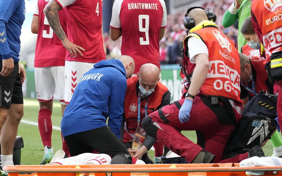 EURO-2020 – Eriksen összeesett a pályán, félbeszakadt a dán-finn meccs