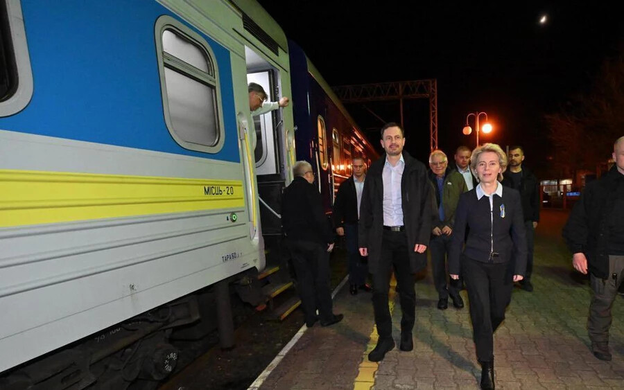 Eduard Heger miniszterelnök és Ursula von der Leyen az ukrajnai útjukon. 
