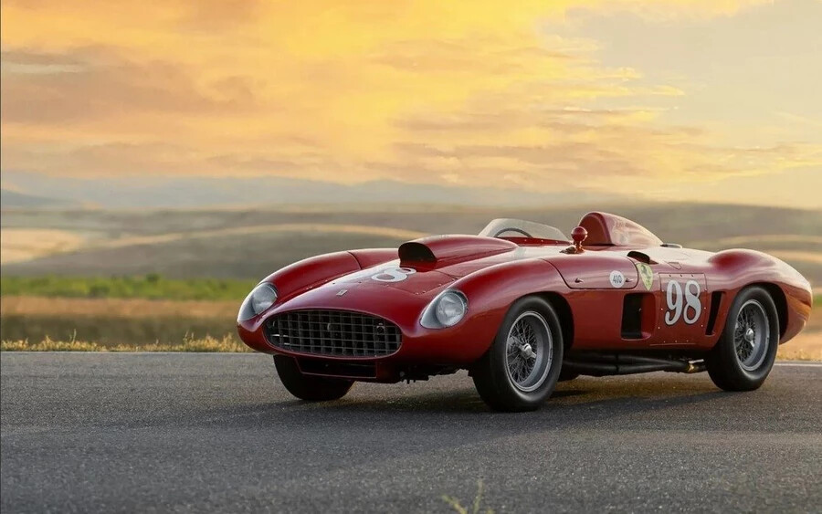 Ferrari 410 Sport Spider: Ismét 1955-ös évjáratról van szó. A példány különlegessége, hogy egyike annak a két prototípusnak, amelyiknek minden egyes hengeréhez két gyújtógyertya tartozik, és amelyet egy 4,9 literes Lampredi V12-es motor hajt. Egy vevő több mint 18 millió eurót fizetett érte.