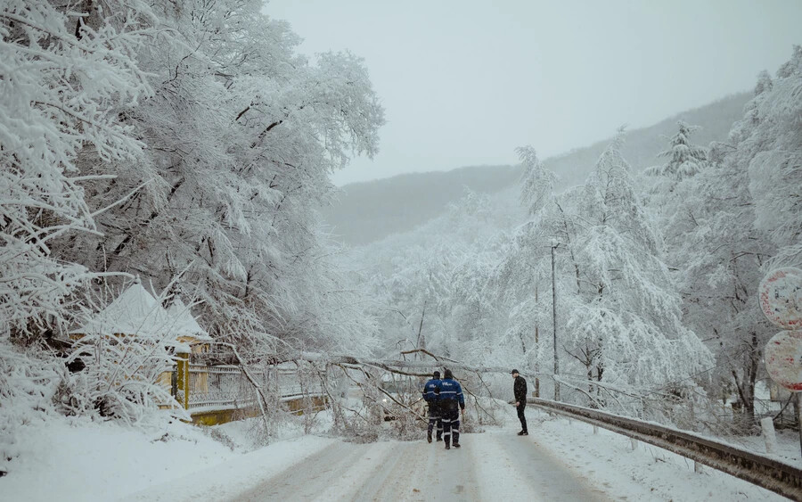 Mindössze tíz centiméternyi hó hullott, de szinte teljesen megbénult Kelet-Szlovákia 