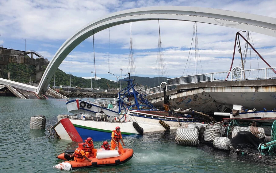 Leomlott egy híd Tajvanon