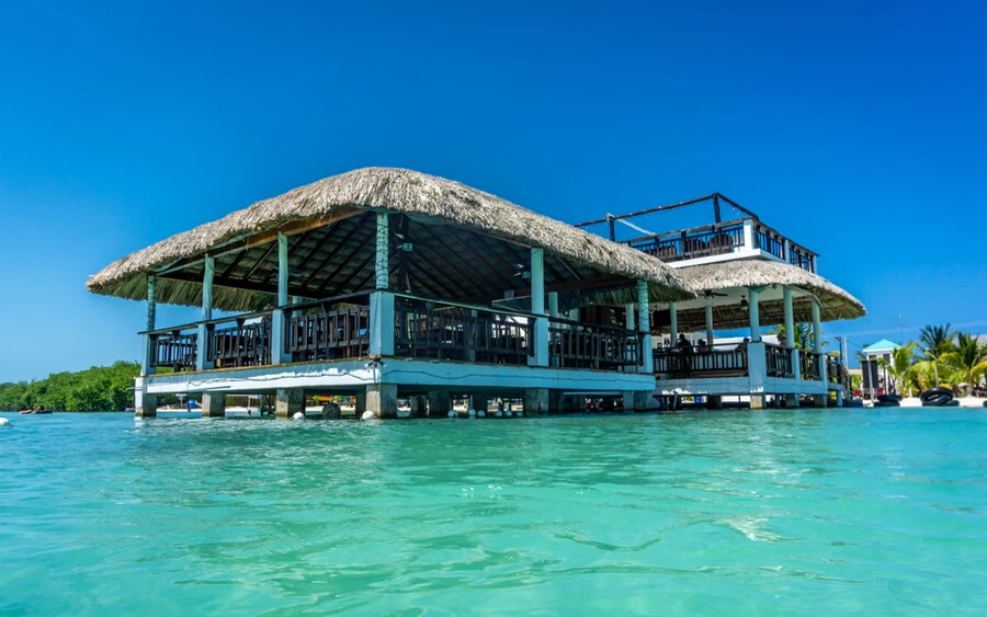 Ambergis Caye, Belize: Belize legnagyobb szigete, egyben a legfőbb turistalátványossága, mely csupán pár kilométerre helyezekdik el egy korallzátonytól.
