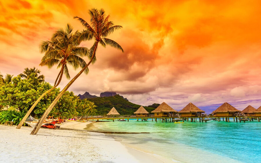 Bora Bora, Francia Polinézia: A Tahititól északnyugatra található, kis sziget fehér partjai és türkiz tengere valódi luxust kínálnak a látogatók számára.