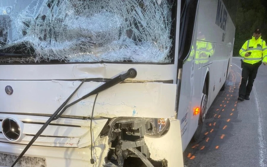 TRAGÉDIA: Autóbusznak ütközött és szörnyethalt egy fiatal motoros