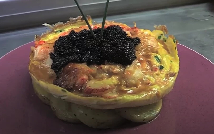 New Yorkban a Norma’s étterem által készített omlett ezer dollárba kerül, mivel összetevői között a tokhalkaviár és a homár is szerepel. Évente nagyjából tizenkét adagot adnak el ebből az ételből.