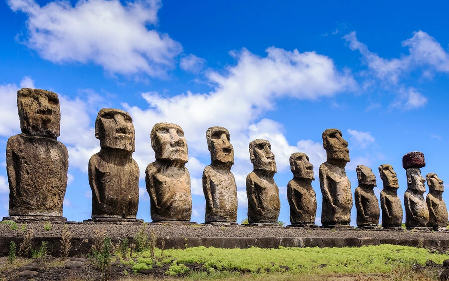 Húsvét-sziget, Chile: A vulkanikus sziget híres régészeti ásatásairól, főképp a moai nevű szobrokról, melyeket a 13. és 16. század között faragtak a helyiek.