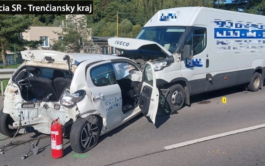 TRAGÉDIA: Szörnyethalt a vétlen sofőr, miután autójának hátulról nekihajtott egy furgon