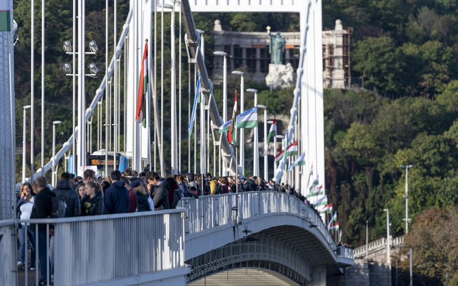 Magyarország-szerte tiltakoznak a pedagógusok, diákok és szüleik