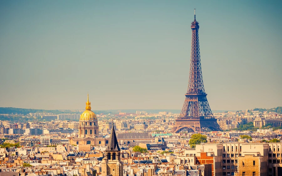 Párizs: Több híresség, köztük a francia futballjátékos, Mbappé is az Eiffel-torony alatt alszik. A város ismert kultúrájáról és eleganciájáról, és 15 milliárdos mellett több mint 88 ezer milliomosnak ad otthont.