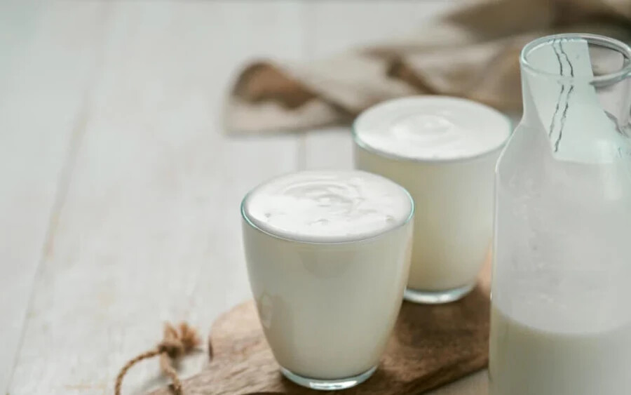 Kefír: Ez a tradicionális, kissé savanyú tejes ital többnyire tehén vagy kecske tejéből készül, és gazdag kalciumban, magnéziumban és foszforban. Ahogy az a fehér joghurtnál is megfigyelhető, itt is a minél tisztább, organikusabb termékektől remélhetjük a legtöbb segítséget.
