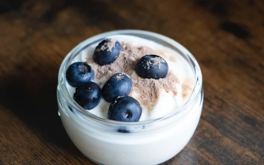 Fehér joghurt: Az egyik legjobb természetes probiotikumforrás, ami leginkább a tejsavval történő fermentációnak köszönhető. Bizonyítottan segít a bélflórákon, valamint emésztési problémákkal, mint amilyen a hasmenés. A legideálisabb mindenféle ízesítés nélkül fogyasztani!