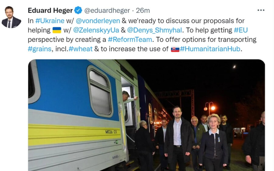 A két vezető a Twitter-oldalukon osztották meg a képet, amelyről épp egy vonatról szállnak le. „Ukrajnában von der Leyennel készek vagyunk az országnak nyújtott segítségről tárgyalni Zelenszkij elnökkel és Denis Smihallal. Hogy megteremtsük az EU perspektívát egy reform csapat létrehozásával. Hogy lehetőségeket kínáljunk gabona , többek között a búza szállítására, és növeljük a Szlovákiából ékező humanitárus segély mértékét.” - írta Heger a fotóhoz. 