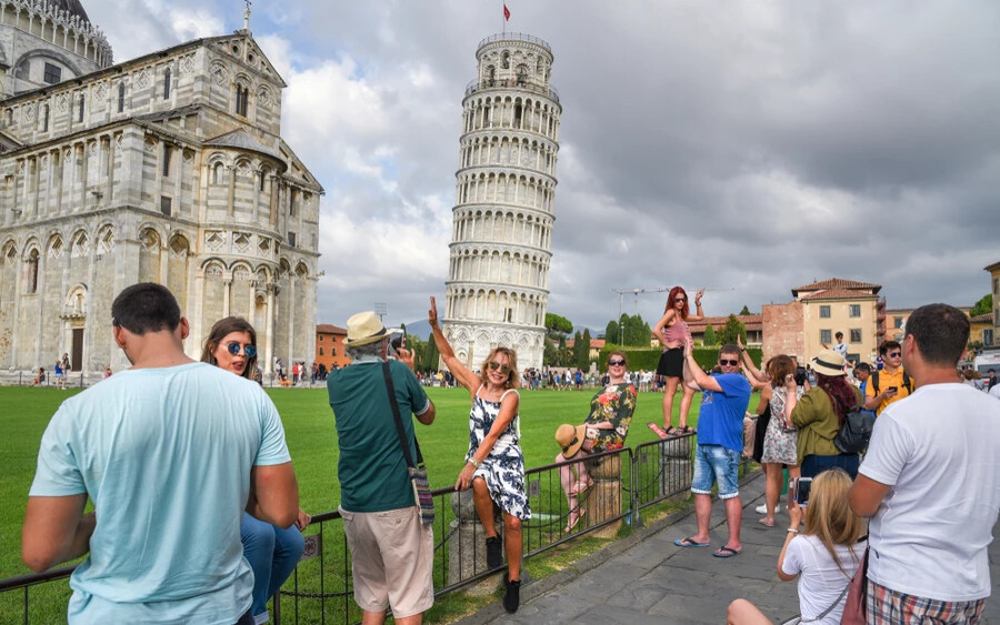 A pisai ferde torony (olaszul: Torre pendente di Pisa ) Pisa városában, Olaszország Toszkána régiójában található. Évente körülbelül 5 millió turista keresi fel. Kép: Shutterstock