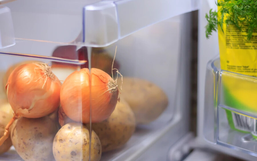 Hűtsük le a zöldséget! Főzés előtt tegyük a hagymát a hűtőbe 30-60 percre, így a benne található illatanyagok szeleteléskor nem szabadulnak fel olyan könnyen.