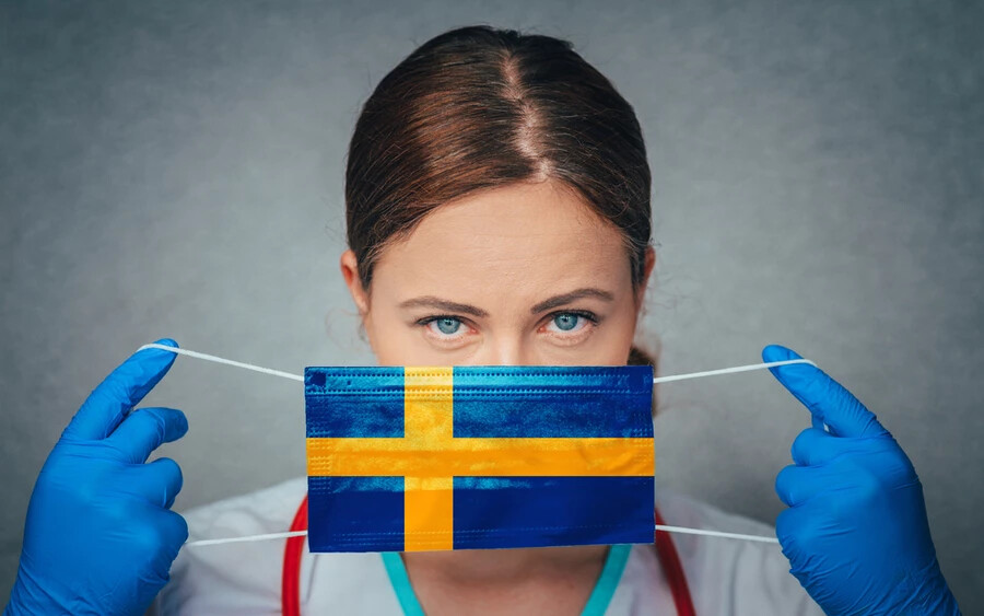 Svédország csak csütörtökön (február 9-én) oldotta fel az intézkedéseket. A hatóságok szerint már túl vannak az omikron csúcsán. "A fertőzöttek száma még egy ideig magas lesz, de úgy gondoljuk, hogy a legrosszabbon már túl vagyunk" - mondta Magdalena Andersson miniszterelnök. Az elmúlt napon 16 ezer fertőzéses esetet és 9 áldozatot jelentettek az országban.
