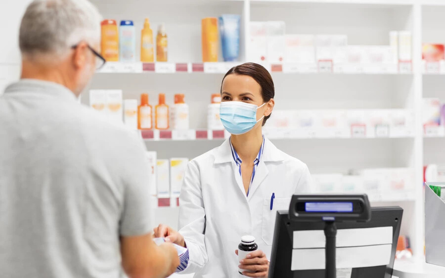 A maszkok viselése továbbra is kötelező: a szociális és egészségügyi intézményekben (kórházak, rendelők, gyógyszertárak) dolgozóknak a vásárlókkal és a páciensekkel történő érintkezés során, továbbá az egészségügyi és szociális intézmények látogatóinak, a rendelőkben várakozó pácienseknek, illetve a gyógyszertárak vásárlóinak.. 