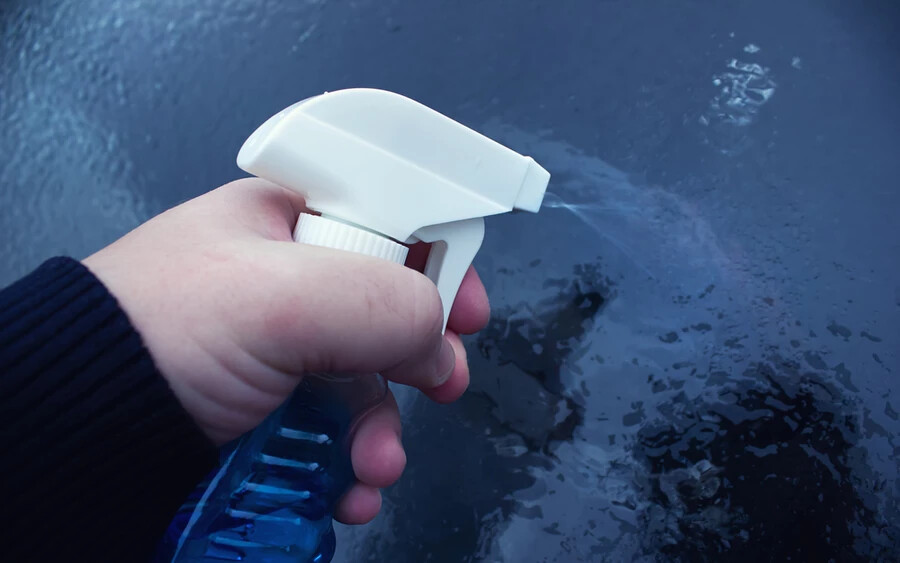 Előzze meg a problémát! Az autós boltokban és benzinkutakon kapható egy úgynevezett páramentesítő spray, ami vékony rétegben az üvegre fújva megelőzi a pára kialakulását.