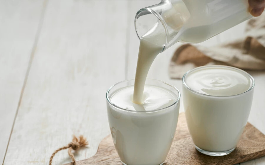 A kefir kalciumban, magnéziumban és foszforban gazdag tejtermék, valamint B- és D-vitamint is tartalmaz. Egyes tanulmányok kimutatták, hogy emésztési problémák esetén ez a legjobb választás a fermentált ételek közül. A kefir hosszú távú fogyasztása segíthet a magas vérnyomás kezelésében, valamint gyulladáscsökkentő hatása is van.