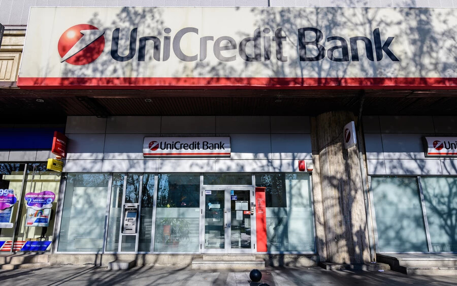 A jelzáloghitelek kamatainak emelését először az UniCredit Bank jelentette be. A hároméves fixációt érintő kamatot 0,8 százalékkal emelte.