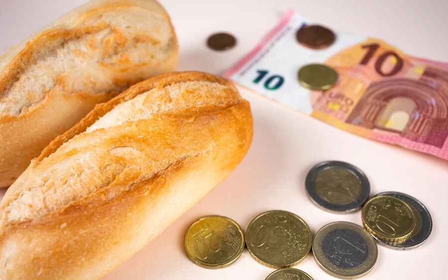 „Június 1-jétől hatályba lép a Munka Törvénykönyve, ami jelentősen megnöveli a pékek bérköltségeit, amit természetesen az eladási áraikban is meg kell jeleníteniük. A pékáru ára tehát az elkövetkező hónapokban várhatóan emelkedni fog" - mondta a tvnoviny.sk-nak Martin Krajčovič, a Modern Kereskedelem Szlovákiai Szövetségének (SAMO) elnöke, amely olyan kiskereskedelmi láncokat tömörít, mint a Kaufland, a Tesco, a Billa és a Lidl.