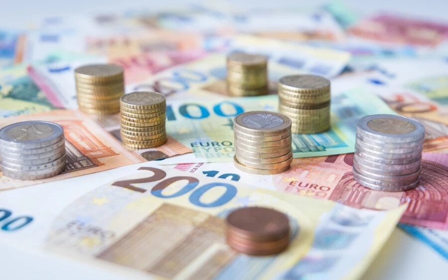 „Ha a szlovák bankok nem vásárolhatnának kötvényeket, az jelentősen szűkítené az ügyfelek körét. A piac működése egyszerű, minél kisebb a verseny, annál drágább az állam finanszírozása. És így kevesebb pénz jut más kiadásokra” – tette hozzá a szövetség elnöke Peter Krutil.