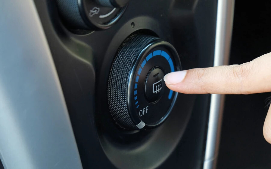 Amennyiben autója rendelkezik automata légkondicionálóval, elegendő, ha bekapcsolja a „Defrost“ funkciót, ami meleg levegőt fúj a szélvédőre, és nemcsak a párától, hanem a hótól és a jégtől is mentesít.