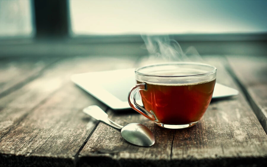 Bár a legelhivatottabb teafogyasztók nem kedvelik őket, a teazacskók mégis jelentősen hozzájárultak az ital népszerűségéhez. Először az Egyesült Államokban terjedtek el a 20. század elején, és sokkal kényelmesebbé tették a teafogyasztást.